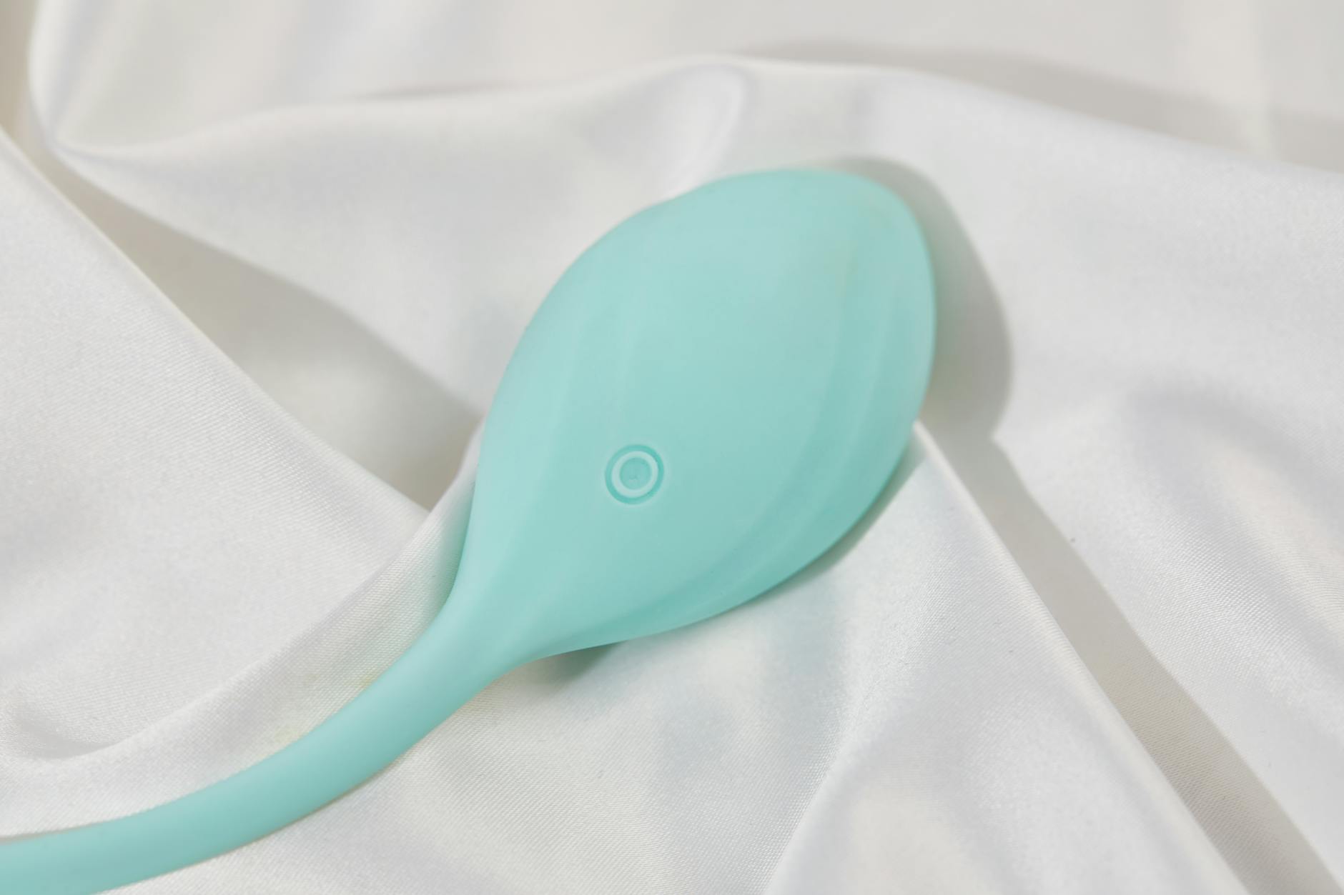 Un vibrador de limón en tonos cálidos sobre tela de seda blanca